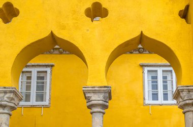 SINTRA, PORTUGAL - NOVEMBER 9, 2014: UNESCO Dünya Mirasları Bölgesi olan Portekiz 'in Sintra kentindeki 19. yüzyıldan kalma romantik şato Pena Sarayı' nın ön yüzü