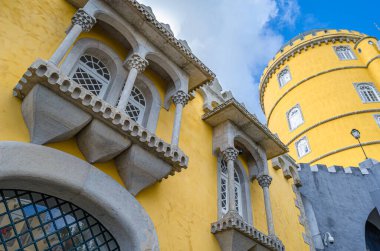 SINTRA, PORTUGAL - NOVEMBER 9, 2014: Pena Sarayı 'nın görünüşü, Portekiz' in Sintra kentindeki 19. yüzyıl romantik şatosu, UNESCO Dünya Mirası