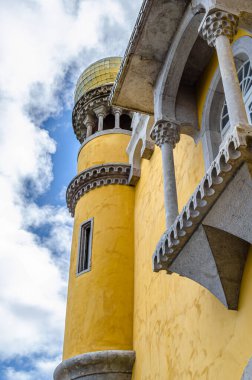 SINTRA, PORTUGAL - NOVEMBER 9, 2014: Pena Sarayı 'nın görünüşü, Portekiz' in Sintra kentindeki 19. yüzyıl romantik şatosu, UNESCO Dünya Mirası