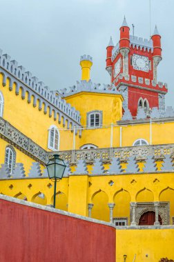 SINTRA, PORTUGAL - NOVEMBER 9, 2014: Pena Sarayı 'nın görünüşü, Portekiz' in Sintra kentindeki 19. yüzyıl romantik şatosu, UNESCO Dünya Mirası