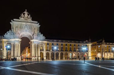 LISBON, PORTUGAL - NOVEMBER 7, 2014: Lizbon, Portekiz 'deki büyük Praca do Comercio (Ticaret Meydanı) gece görüşü