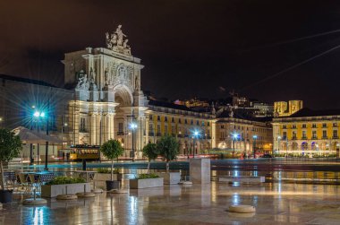 LISBON, PORTUGAL - NOVEMBER 8, 2014: Lizbon, Portekiz 'deki büyük Praca do Comercio (Ticaret Meydanı) gece görüşü