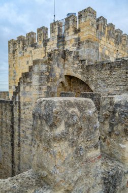 LISBON, PORTUGAL - 7 Kasım 2014: Lizbon, Portekiz 'deki Antik Sao Jorge Kalesi. 12. yüzyıldan bu yana, kale çeşitli şekillerde kraliyet sarayı, askeri kışla ve şimdi ulusal bir anıt ve müze olarak hizmet vermektedir.
