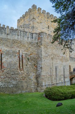LISBON, PORTUGAL - 7 Kasım 2014: Lizbon, Portekiz 'deki Antik Sao Jorge Kalesi. 12. yüzyıldan bu yana, kale çeşitli şekillerde kraliyet sarayı, askeri kışla ve şimdi ulusal bir anıt ve müze olarak hizmet vermektedir.