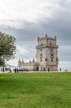 LISBON, PORTUGAL - NOVEMBER 8, 2014: Portekiz 'in Lizbon şehrinde bulunan ünlü Belem Kulesi' ni ziyaret eden insanlar, kireç taşı mimarisinden yapılmış Portekiz Manueline örnekleridir.