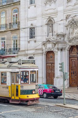LISBON, PORTUGAL - 7 Kasım 2014: Lizbon, Portekiz sokaklarındaki tipik eski tramvay