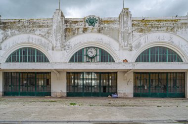Lizbon, Portekiz 'de terk edilmiş eski bir binanın cephesi