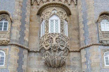 SINTRA, PORTUGAL - NOVEMBER 9, 2014: UNESCO Dünya Mirasları Bölgesi Sintra, Portekiz 'de 19. yüzyıldan kalma romantik bir şato olan Pena Sarayı' nın ön cephesinde mitolojik bir triton tasviri