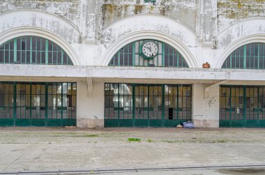 Lizbon, Portekiz 'de terk edilmiş eski bir binanın cephesi