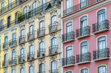 Mimari detay, Portekiz 'in eski Lizbon kasabasında renkli cepheler.