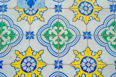 Mimari detay, eski Lizbon, Portekiz 'deki bina cephelerini kaplayan renkli seramik fayanslar.