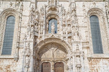 Jeronimos Manastırı (ya da Hiyeronymitler Manastırı), Portekiz 'in Lizbon şehrinde son dönem Gotik Manueline mimarisinin 1500' lerin başında dikilen bir örneği olarak UNESCO Dünya Mirası Alanı olarak sınıflandırılır.