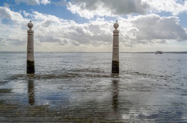 Lizbon, Portekiz 'deki Praca del Comercio (Comercio Meydanı)' ndan Tagus Nehri manzarası