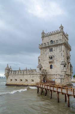 Belem Kulesi (Saint Vincent Kulesi), Portekiz 'in Lizbon kentinde bulunan bir 16. yüzyıl tahkimatı. Portekiz Kireç Taşı Mimarisi 'ne bir örnektir.