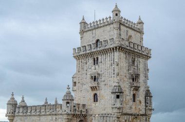 Belem Kulesi (Saint Vincent Kulesi), Portekiz 'in Lizbon kentinde bulunan bir 16. yüzyıl tahkimatı. Portekiz Kireç Taşı Mimarisi 'ne bir örnektir.