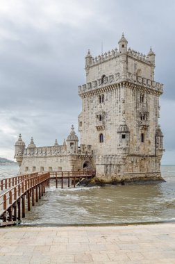 Belem Kulesi (Saint Vincent Kulesi), Portekiz 'in Lizbon kentinde bulunan bir 16. yüzyıl tahkimatı. Portekiz Kireç Taşı Mimarisi 'ne bir örnektir.