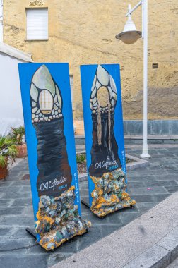 RINLO, İspanya - 1 Eylül 2022 İspanya 'nın Rinlo kentindeki balıkçı köyünde kaya midyesi şekilli paneller. Midye, Galiçya, Kuzey İspanya 'da bulunan Rinlo' nun tipik bir gastronomik ürünüdür.