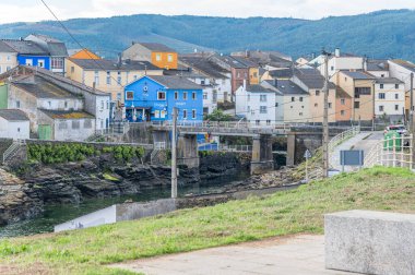 RINLO, SPAIN - 1 Eylül 2022: Cadde manzarası ve Galiçya 'nın kuzeybatısındaki Lugo eyaletinin Rinlo kasabasında geleneksel bir restoran