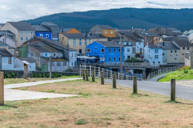 RINLO, SPAIN - 1 Eylül 2022: Cadde manzarası ve Galiçya 'nın kuzeybatısındaki Lugo eyaletinin Rinlo kasabasında geleneksel bir restoran
