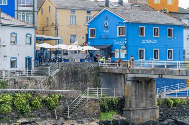 RINLO, SPAIN - 1 Eylül 2022: Cadde manzarası ve Galiçya 'nın kuzeybatısındaki Lugo eyaletinin Rinlo kasabasında geleneksel bir restoran