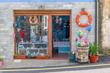 RINLO, İspanya - 1 Eylül 2022: Galiçya 'nın kuzeybatısındaki Lugo eyaletinin Rinlo kasabasındaki bir hediyelik eşya dükkanının cephesi