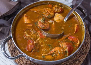 Bir tabak ıstakoz brothy pilavı (arroz caldoso), tipik İspanyol mutfağı.
