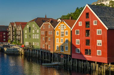 TRONDHEIM, NORway - 23 Temmuz 2014: Norveç 'in eski Trondheim kentindeki Nidelva Nehri' nin her iki yakasındaki eski ahşap depoların görüntüsü