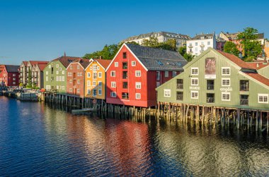 TRONDHEIM, NORway - 23 Temmuz 2014: Norveç 'in eski Trondheim kentindeki Nidelva Nehri' nin her iki yakasındaki eski ahşap depoların görüntüsü