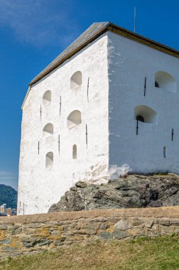 TRONDHEIM, NORway - 23 Temmuz 2014: Kristiansten Kalesi, Norveç 'in Trondheim kentinin doğusundaki bir tepenin üzerinde yer almaktadır. 1681 ve 1685 yılları arasında inşa edilmiş.