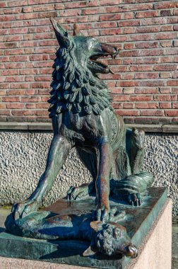 TRONDHEIM, NORway - 23 Temmuz 2014: 1970 yılında Norveç 'teki Trondheim Sanat Müzesi' nin dışına yerleştirilmiş bir erkek kurdun bronz heykeli. Heykel sanatçı Dyre Vaa tarafından yapıldı.