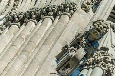 Norveç, Trondheim 'daki ortaçağ Nidaros Katedrali' nin ön yüzü.