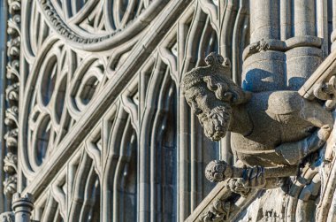 Norveç, Trondheim 'daki ortaçağ Nidaros Katedrali' nin ön yüzü.