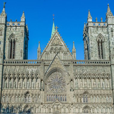 Norveç 'in Trondheim kentindeki Nidaros Katedrali 1070 ile 1300 yılları arasında Romanesk ve Gotik tarzında inşa edilmiştir. 1869 'da başlayan ve 2001' de tamamlanan büyük bir yeniden yapılanma gerektiriyordu..