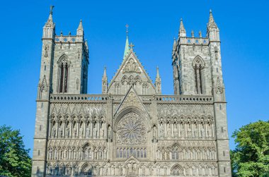 Norveç 'in Trondheim kentindeki Nidaros Katedrali 1070 ile 1300 yılları arasında Romanesk ve Gotik tarzında inşa edilmiştir. 1869 'da başlayan ve 2001' de tamamlanan büyük bir yeniden yapılanma gerektiriyordu..