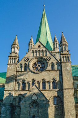 Norveç 'in Trondheim kentindeki Nidaros Katedrali 1070 ile 1300 yılları arasında Romanesk ve Gotik tarzında inşa edilmiştir. 1869 'da başlayan ve 2001' de tamamlanan büyük bir yeniden yapılanma gerektiriyordu..