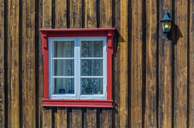 Norveç 'in Roros kentindeki otantik ahşap binaların mimari ayrıntıları, UNESCO Dünya Mirası Bölgesi