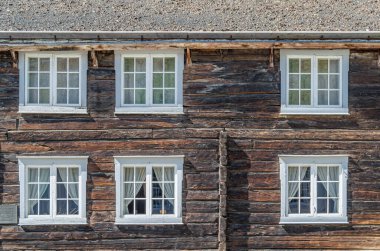 Norveç 'in Roros kentindeki otantik ahşap binaların mimari ayrıntıları, UNESCO Dünya Mirası Bölgesi