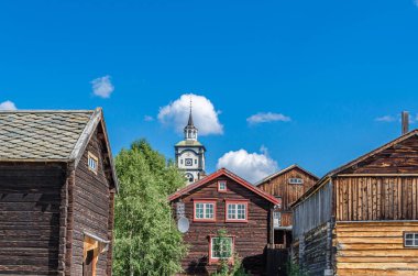 Norveç 'in Roros kentinde, UNESCO' nun Dünya Mirası Alanında otantik renkli ahşap evler
