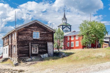 Norveç 'in Roros kentinde, UNESCO' nun Dünya Mirası Alanında otantik renkli ahşap evler