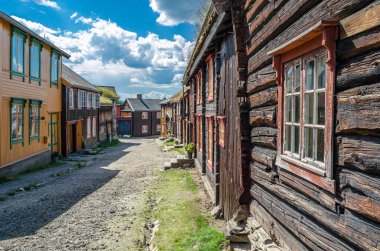 Norveç 'in Roros kentinde, UNESCO' nun Dünya Mirası Alanında otantik renkli ahşap evler