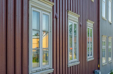 Norveç 'in eski Trondheim kasabasında renkli mimari