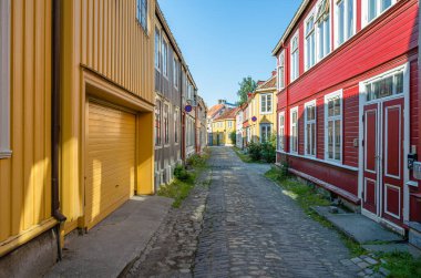 Norveç 'in eski Trondheim kasabasında renkli mimari