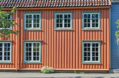 Norveç 'in eski Trondheim kasabasında renkli mimari