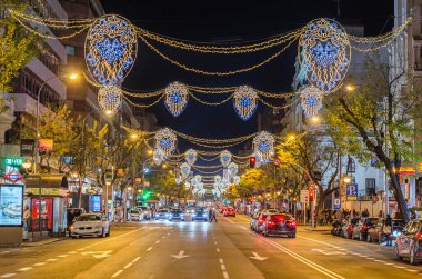 MADRID, İspanya - 9 Aralık 2019: Madrid sokakları, Noel ışıklarıyla süslenmiş
