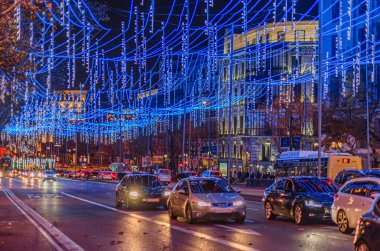 MADRID, İspanya - 9 Aralık 2019: Madrid sokakları, Noel ışıklarıyla süslenmiş