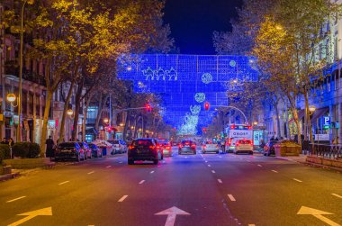 MADRID, İspanya - 9 Aralık 2019: Madrid sokakları, Noel ışıklarıyla süslenmiş