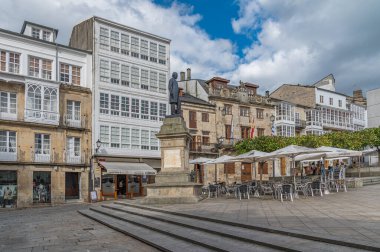 VIVEIRO, İspanya - 2 Eylül 2022: Viveiro, Galiçya, kuzeybatı İspanya Plaza Belediye Başkanı Nicomedes Pastor Diaz anıtı. Anıt 1891 yılında Katalan heykeltıraş Josep Campeny tarafından yapıldı.