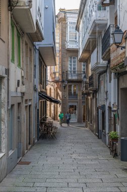 VIVEIRO, İspanya - 1 Eylül 2022 İspanya 'nın kuzeybatısındaki Galiçya' nın eski Viveiro kentinin dar sokaklarındaki dükkanların manzarası