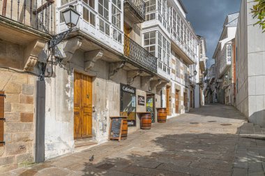 VIVEIRO, İspanya - 2 Eylül 2022: Eski Viveiro kasabasının dar sokaklarındaki dükkanların görüntüsü, Galiçya, kuzeybatı İspanya