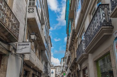 VIVEIRO, İspanya - 2 Eylül 2022: Eski Viveiro kasabasının dar sokaklarındaki dükkanların görüntüsü, Galiçya, kuzeybatı İspanya